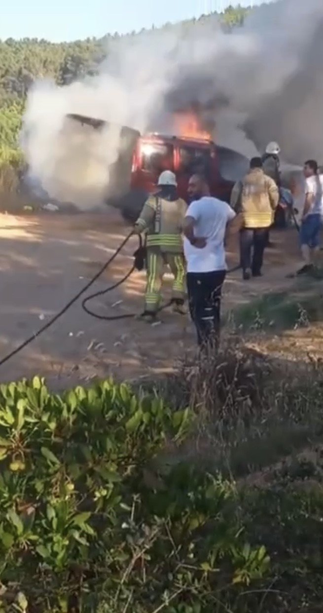 Hafif ticari araç alev alev yandı