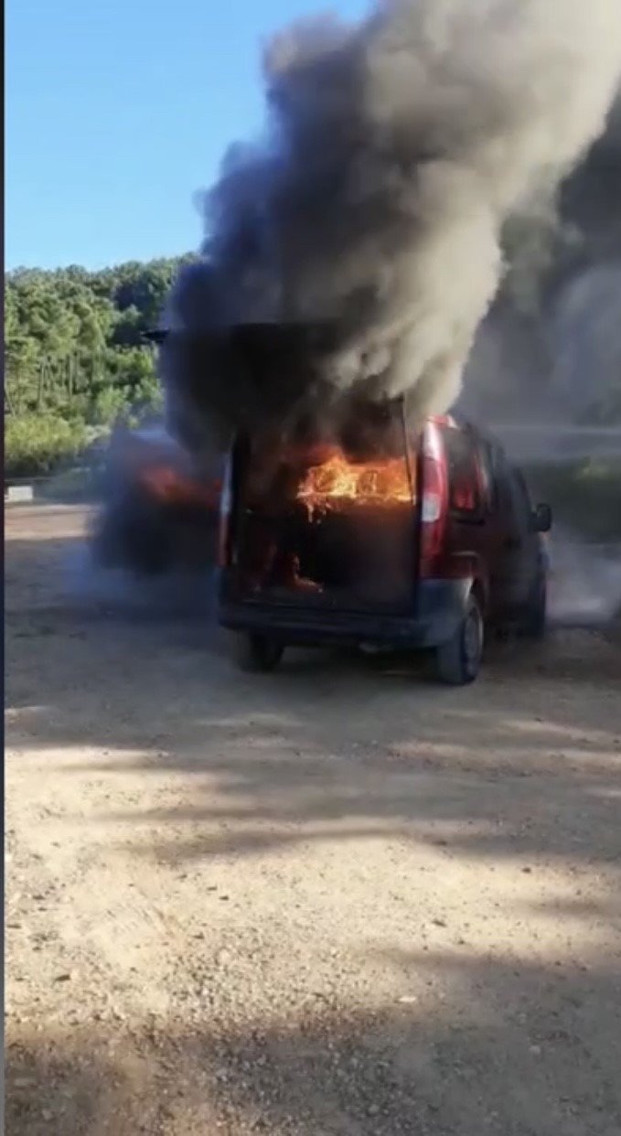 Hafif ticari araç alev alev yandı