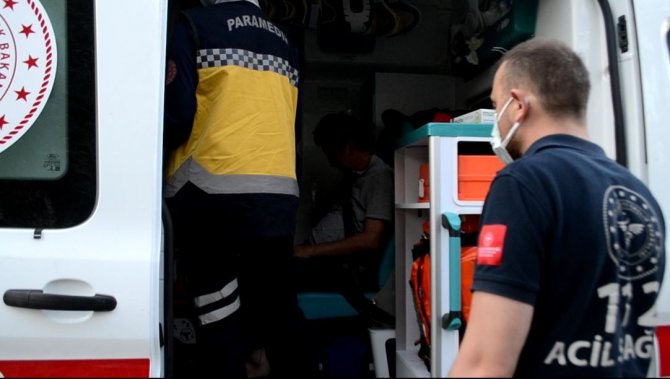 Hasta taşıyan araca otomobilin çarpıp takla atması sonucu 2 kişinin yaralandığı kaza kamerada