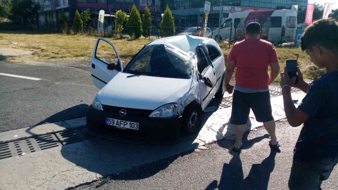 Hasta taşıyan araca otomobilin çarpıp takla atması sonucu 2 kişinin yaralandığı kaza kamerada