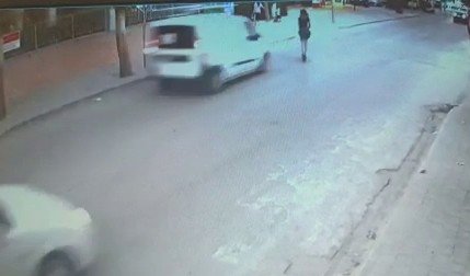 Hemşire scooterla giderken ölümden döndü
