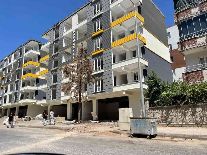 Hırsızlık için girdiği inşaattan düştü