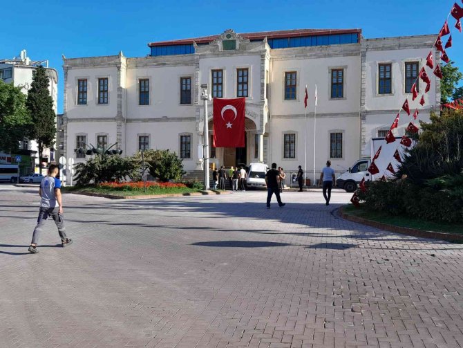 İlginç kaza: Otomobil adliye merdivenlerine çıktı