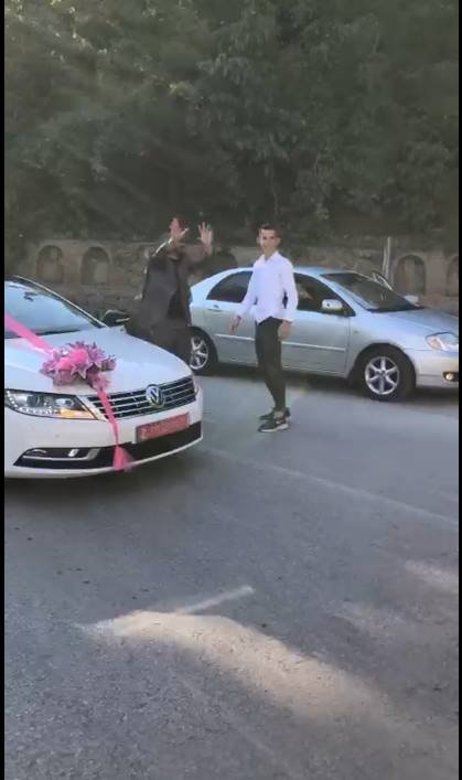 İş makinesiyle düğün konvoyunun önünü kesip bahşiş aldı