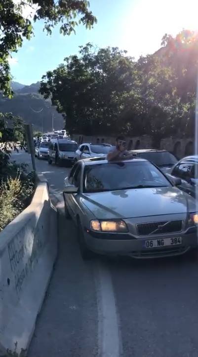 İş makinesiyle düğün konvoyunun önünü kesip bahşiş aldı