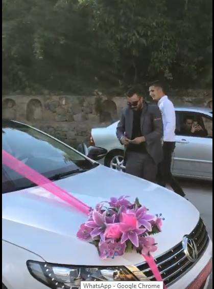 İş makinesiyle düğün konvoyunun önünü kesip bahşiş aldı