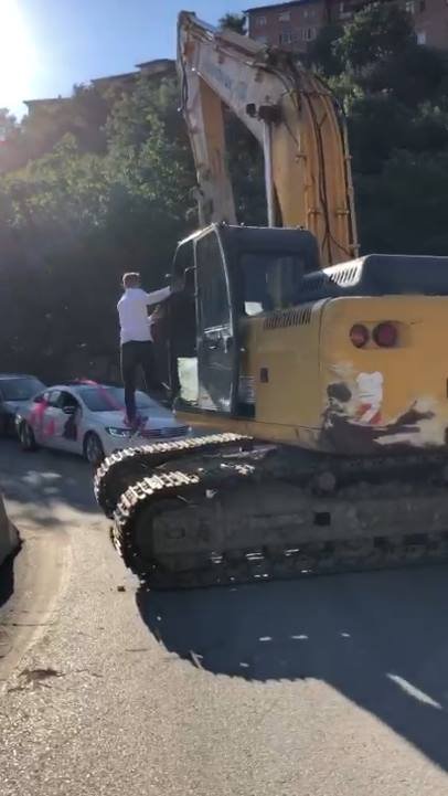 İş makinesiyle düğün konvoyunun önünü kesip bahşiş aldı