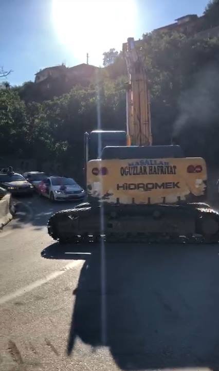 İş makinesiyle düğün konvoyunun önünü kesip bahşiş aldı