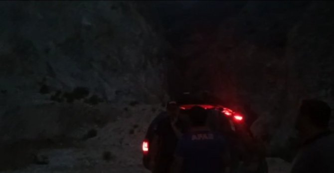 Kanyonda mahsur kalan 2 kişi için çalışma başlatıldı