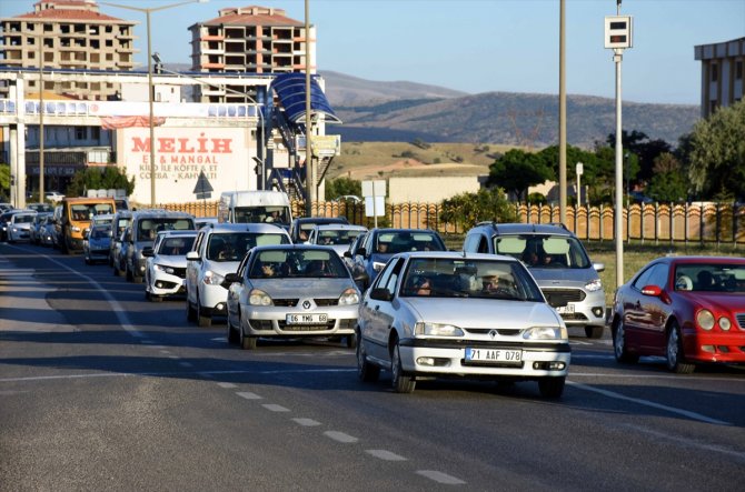 43 ilin bağlantı noktasında trafik yoğunluğu yaşanıyor