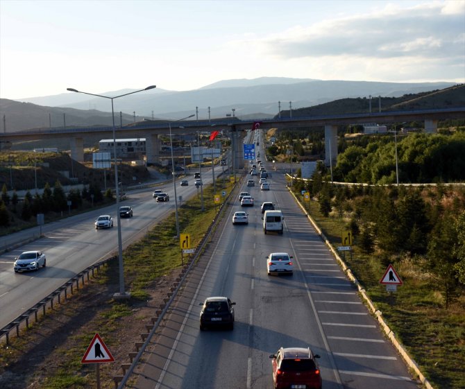 43 ilin bağlantı noktasında trafik yoğunluğu yaşanıyor