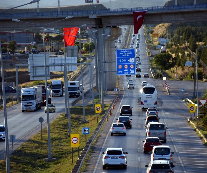 43 ilin bağlantı noktasında trafik yoğunluğu yaşanıyor