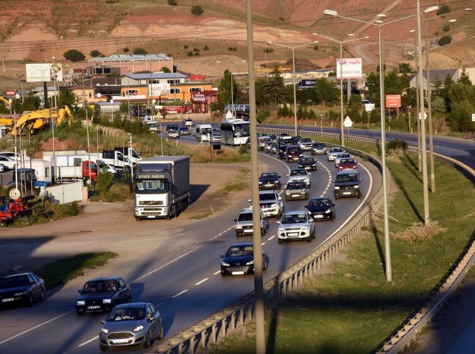 43 ilin bağlantı noktasında trafik yoğunluğu yaşanıyor