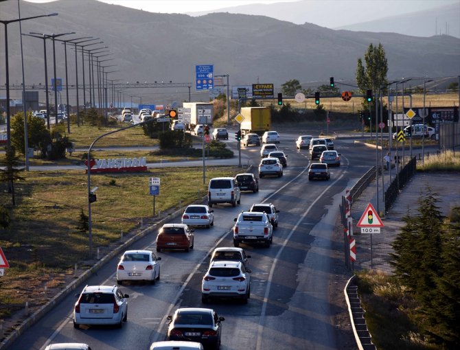 43 ilin bağlantı noktasında trafik yoğunluğu yaşanıyor