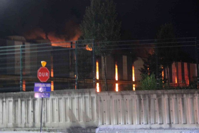 Kocaeli’de demir çelik fabrikasında çıkan yangın söndürüldü