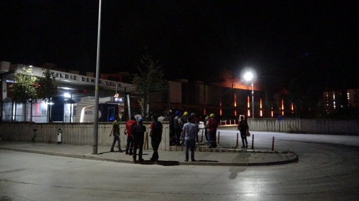 Kocaeli'de demir çelik fabrikasında çıkan yangına müdahale ediliyor