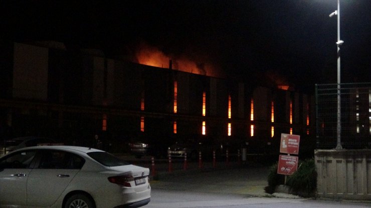 Kocaeli'de demir çelik fabrikasında çıkan yangına müdahale ediliyor