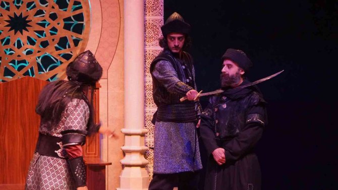 Konya Şehir Tiyatrosu'nda sahnelenen “Nizamülmülk” yoğun ilgi gördü