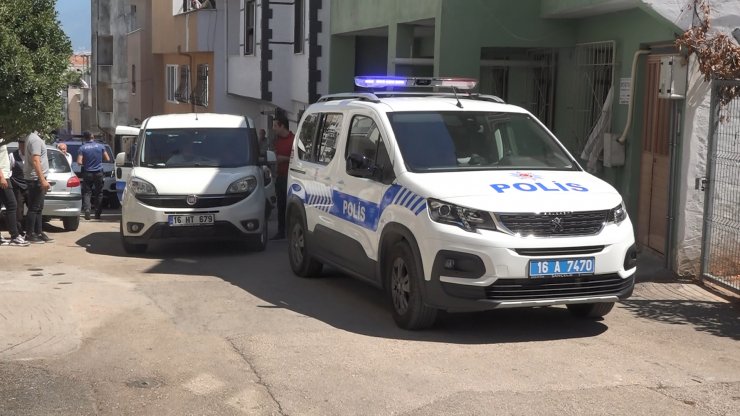 Kriz geçirdi, boğazına bıçak dayayıp, kendini odaya kilitledi