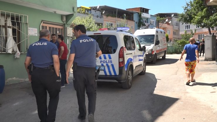 Kriz geçirdi, boğazına bıçak dayayıp, kendini odaya kilitledi