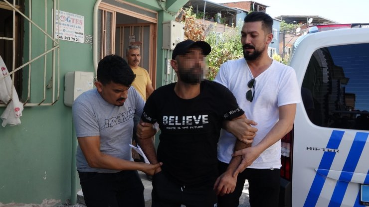 Kriz geçirdi, boğazına bıçak dayayıp, kendini odaya kilitledi