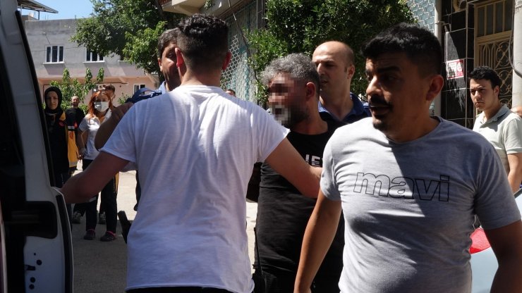 Kriz geçirdi, boğazına bıçak dayayıp, kendini odaya kilitledi