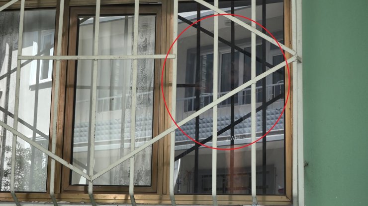 Kriz geçirdi, boğazına bıçak dayayıp, kendini odaya kilitledi