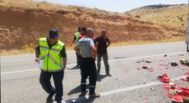 Lastiği patlayan kamyonet bariyerlere çarpıp devrildi