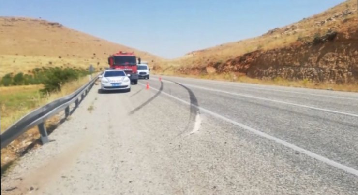 Lastiği patlayan kamyonet bariyerlere çarpıp devrildi