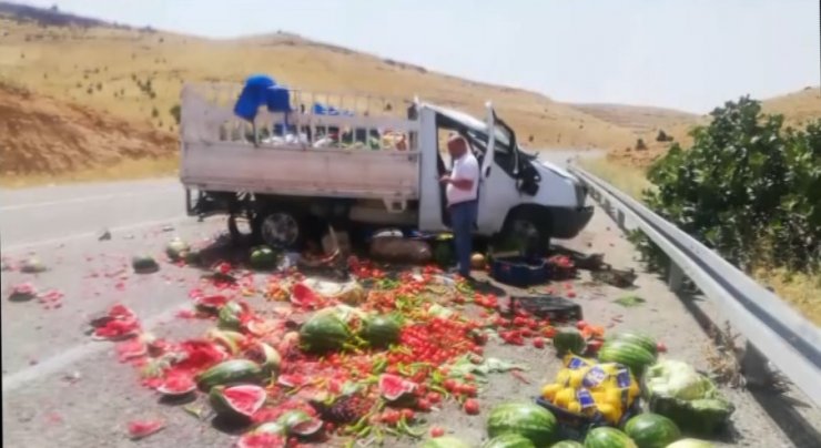 Lastiği patlayan kamyonet bariyerlere çarpıp devrildi