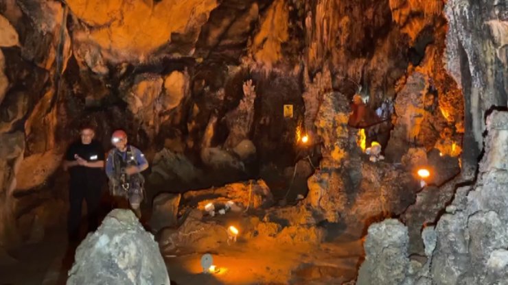Mağarada mahsur kalan 3 kişi, 12 saatlik çalışmayla kurtarıldı 