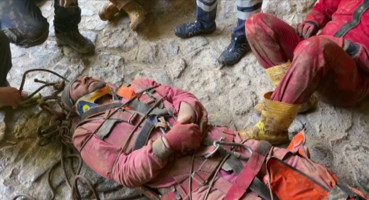 Mağarada mahsur kalan 3 kişi, 12 saatlik çalışmayla kurtarıldı