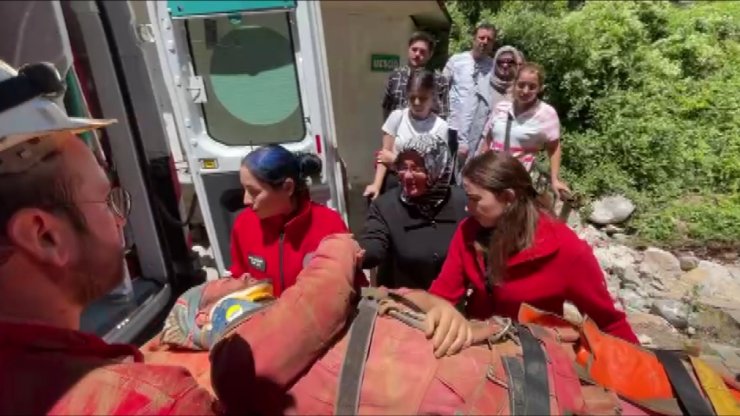 Mağarada mahsur kalan 3 kişi, 12 saatlik çalışmayla kurtarıldı 