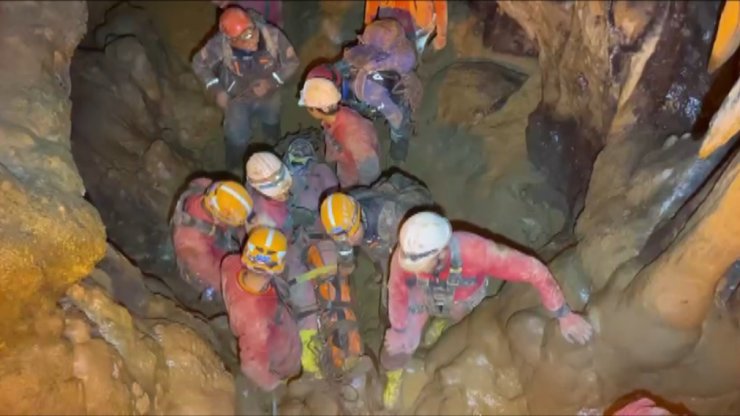 Mağarada mahsur kalan 3 kişi, 12 saatlik çalışmayla kurtarıldı 