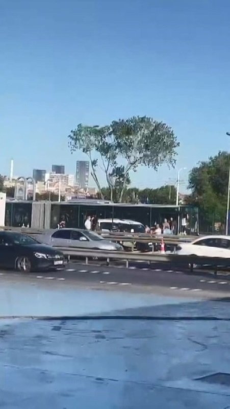 Metrobüste yolcuların sıkışıklık kavgası
