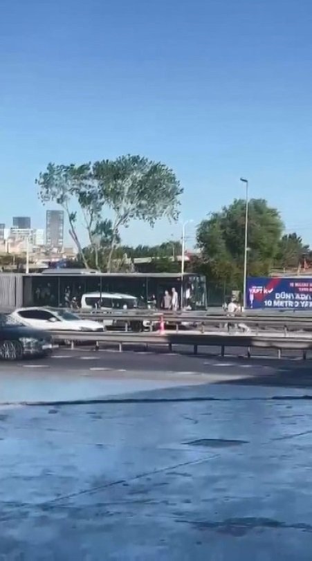 Metrobüste yolcuların sıkışıklık kavgası