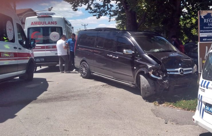 Minibüs ile otomobil çarpıştı: 8 yaralı 