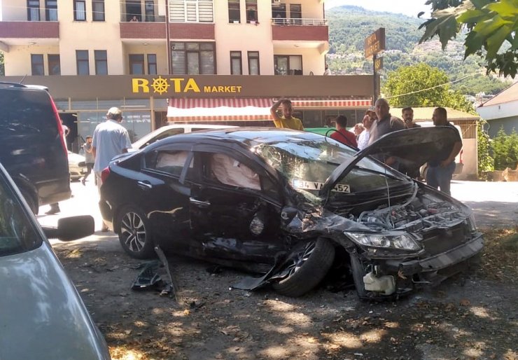 Minibüs ile otomobil çarpıştı: 8 yaralı 