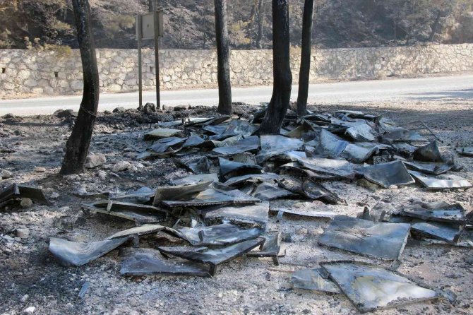 Odada her şey yandı, ‘Besmele’ yazısı yanmadı