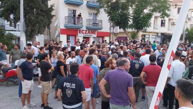 Öldürülen yakınları için adliye önünde toplandılar