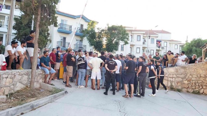 Öldürülen yakınları için adliye önünde toplandılar