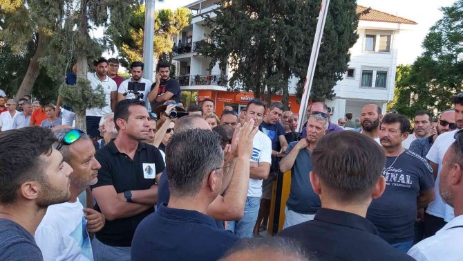 Öldürülen yakınları için adliye önünde toplandılar