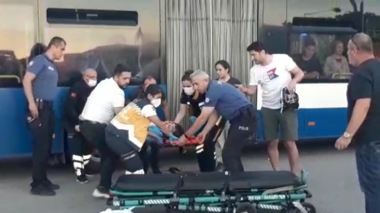 Otomobil sürücüsü 2 kadına çarptıktan sonra kaza yerinden kaçtı