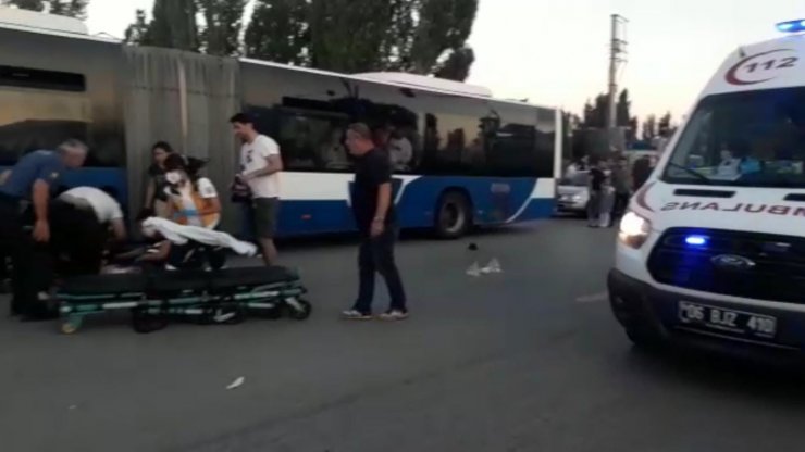 Otomobil sürücüsü 2 kadına çarptıktan sonra kaza yerinden kaçtı