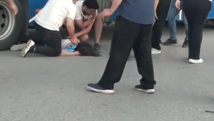 Otomobil sürücüsü 2 kadına çarptıktan sonra kaza yerinden kaçtı