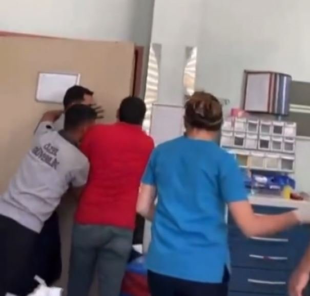 Sağlık çalışanları şiddeti kapıya yaslanarak önledi