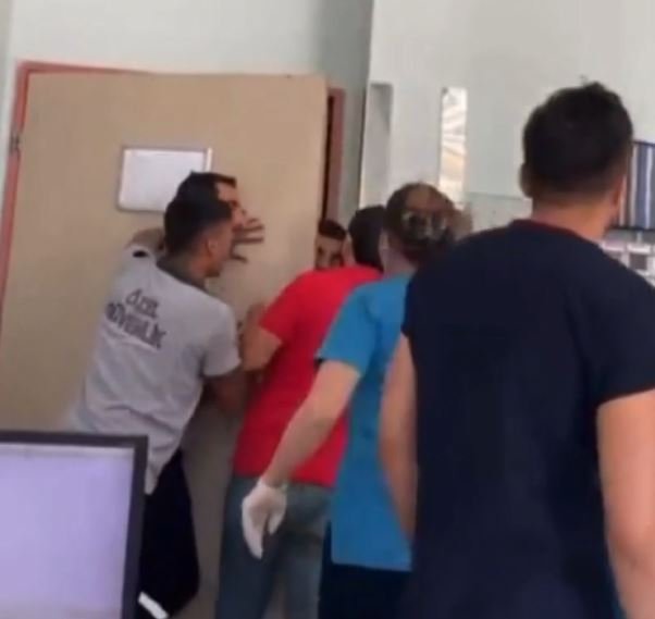 Sağlık çalışanları şiddeti kapıya yaslanarak önledi 