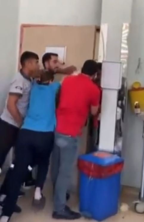 Sağlık çalışanları şiddeti kapıya yaslanarak önledi