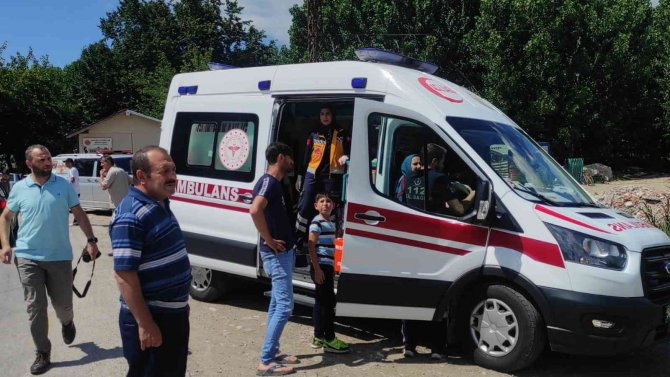 Sakarya’da otomobil şarampole yuvarlandı: 6 yaralı