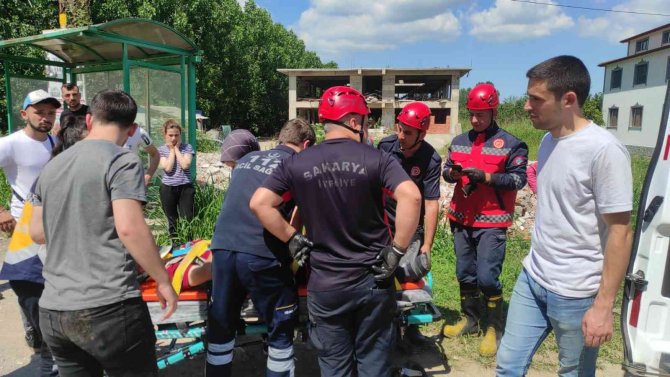 Sakarya’da otomobil şarampole yuvarlandı: 6 yaralı